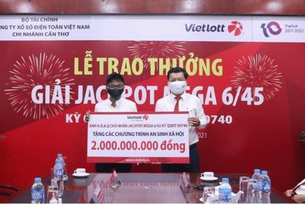 Hầu hết những “tỉ phú Vietlott” đều chung tay thực hiện các hoạt động thiện nguyện bằng cách trích một phần tiền thưởng nhận được. Nguồn: Vietlott